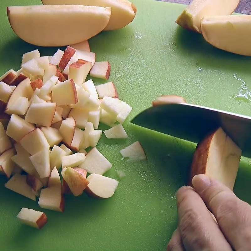 Bước 3 Sơ chế các nguyên liệu Salad táo kiểu Mỹ (Waldorf salad)