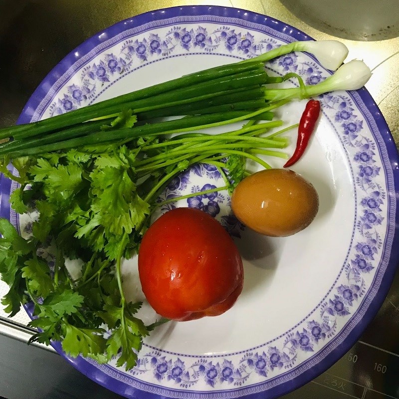 Bước 1 Sơ chế các nguyên liệu Canh cà chua trứng đậu hũ
