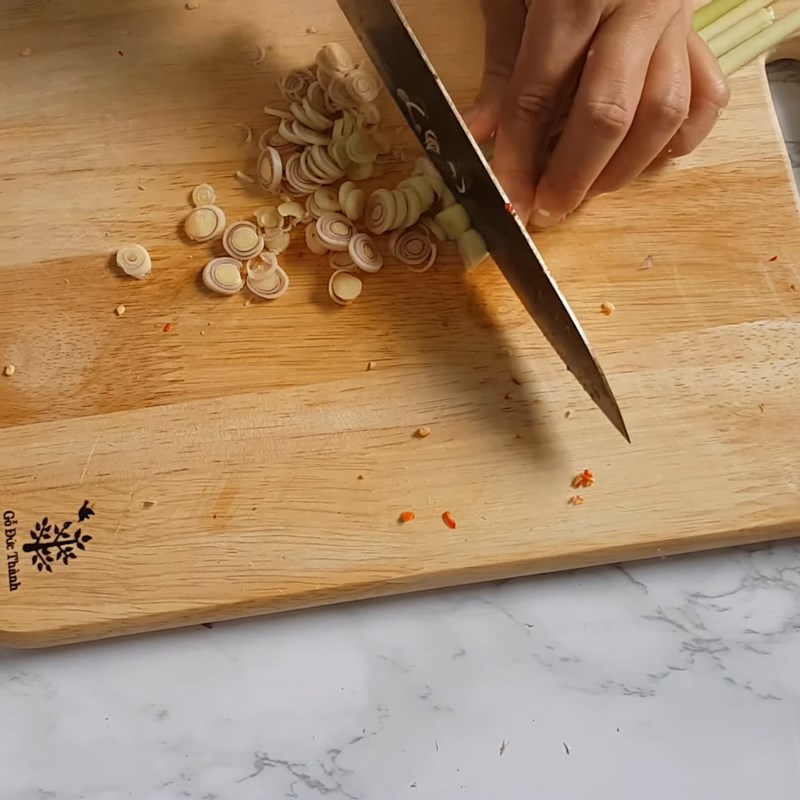 Bước 2 Sơ chế các nguyên liệu khác Gà chiên sả ớt với sả cọng