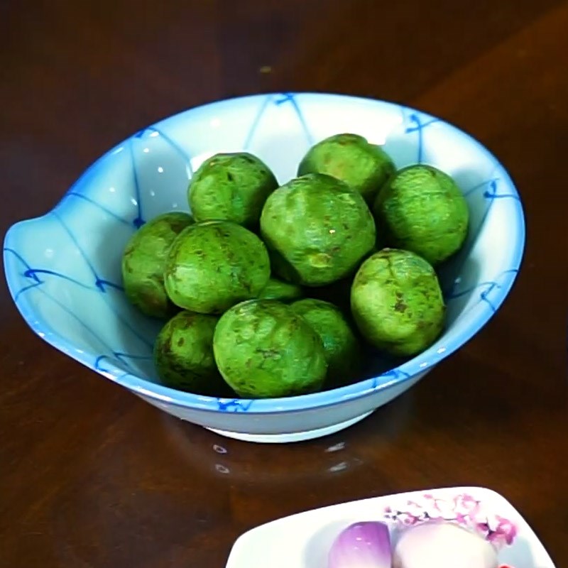 Bước 2 Sơ chế các nguyên liệu khác Cá kho sấu