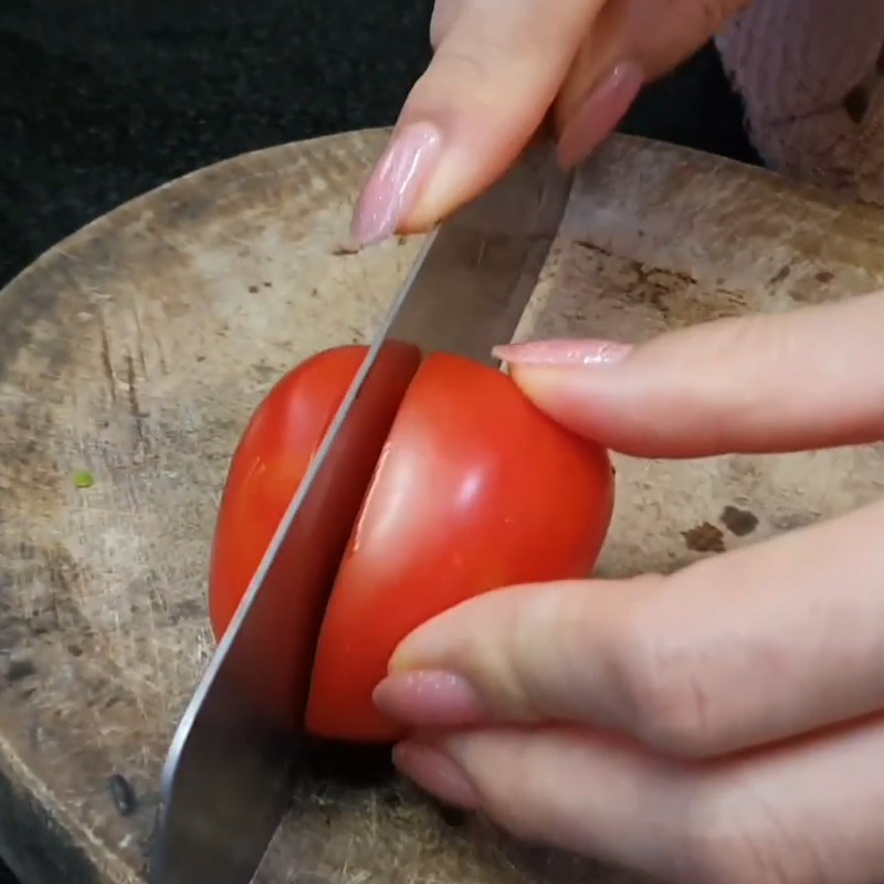 Bước 2 Sơ chế các nguyên liệu khác Canh nghêu thì là cà chua thơm