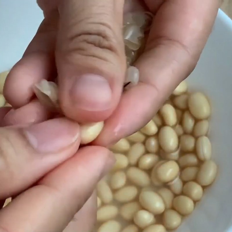 Hạt đậu nành đã bóc vỏ sạch sẽ, trắng ngần