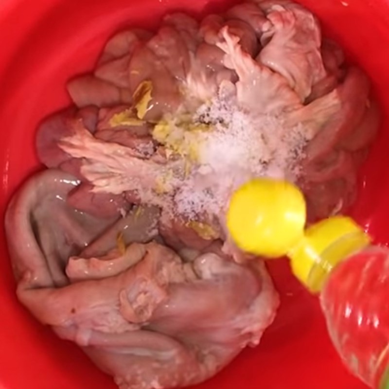 Bước 1 Sơ chế lòng heo Hủ tiếu lòng