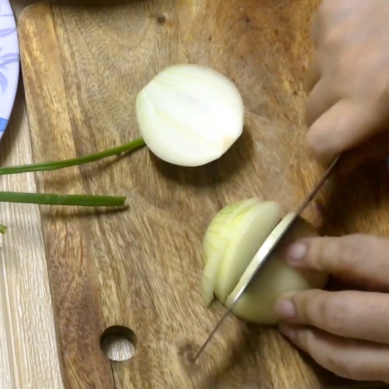 Bước 1 Sơ chế nấm và hành tây Trứng hấp nấm rơm trứng muối bắc thảo