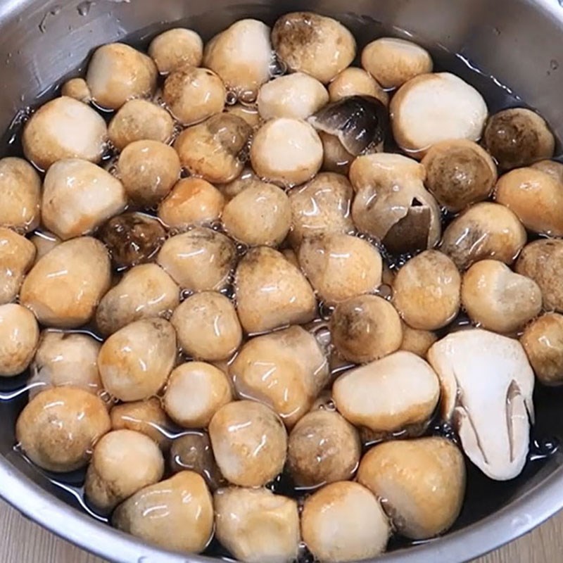 Bước 1 Sơ chế nguyên liệu Canh bầu nấu nấm tôm khô