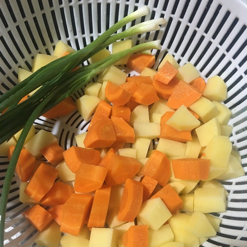 Bước 1 Sơ chế nguyên liệu Canh khoai tây cà rốt thịt băm