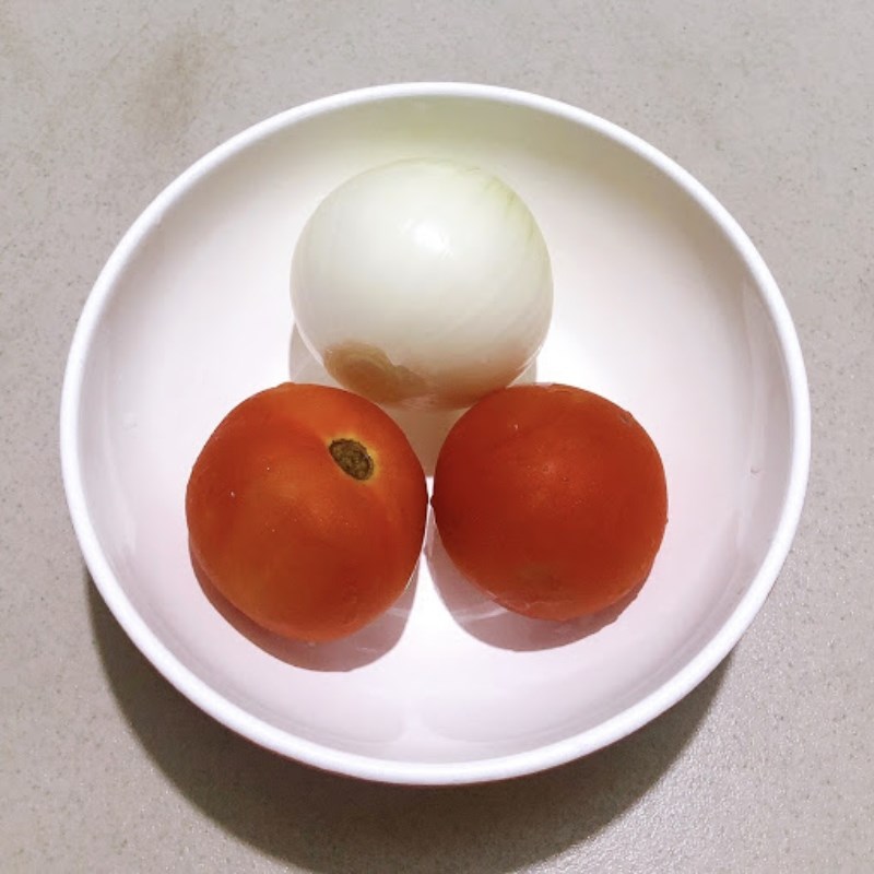 Bước 1 Sơ chế nguyên liệu Hành tây xào cà chua (Công thức được chia sẻ từ người dùng)