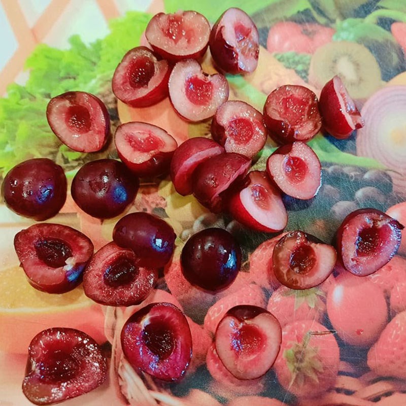 Bước 1 Sơ chế nguyên liệu Sinh tố cherry sữa chua