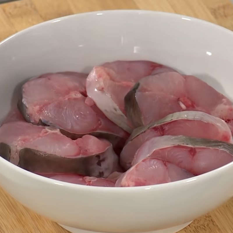 Bước 1 Sơ chế nguyên liệu Canh cá lăng nấu măng chua