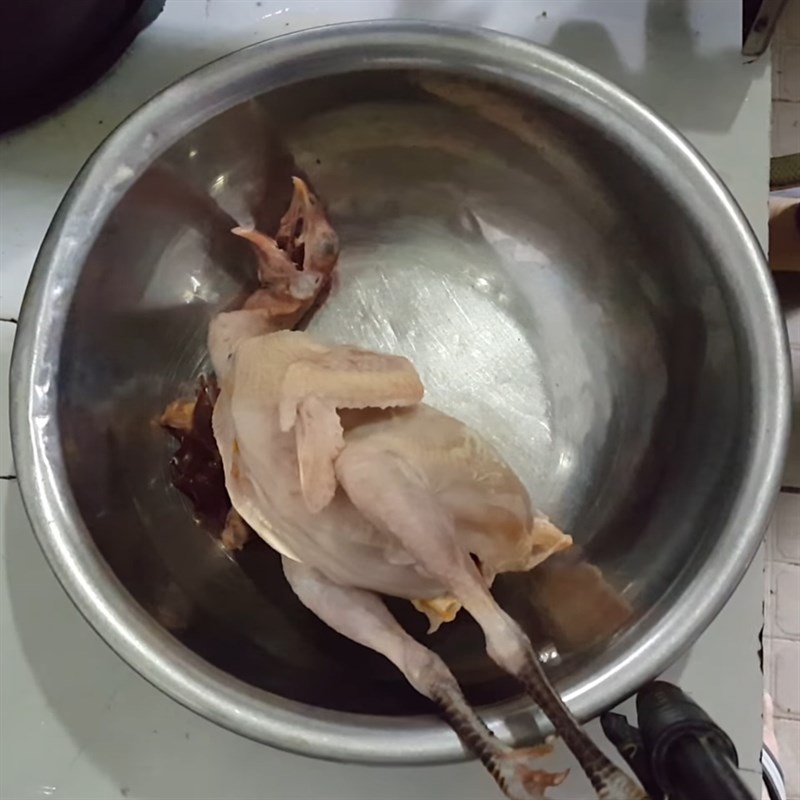 Bước 1 Sơ chế thịt gà Cháo gà nấm mối đậu xanh