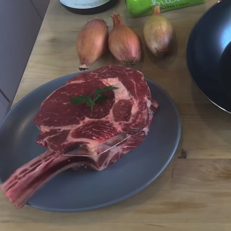 Bước 2 Sơ chế và áp chảo bò Bò bít tết kiểu Pháp sốt vang đỏ