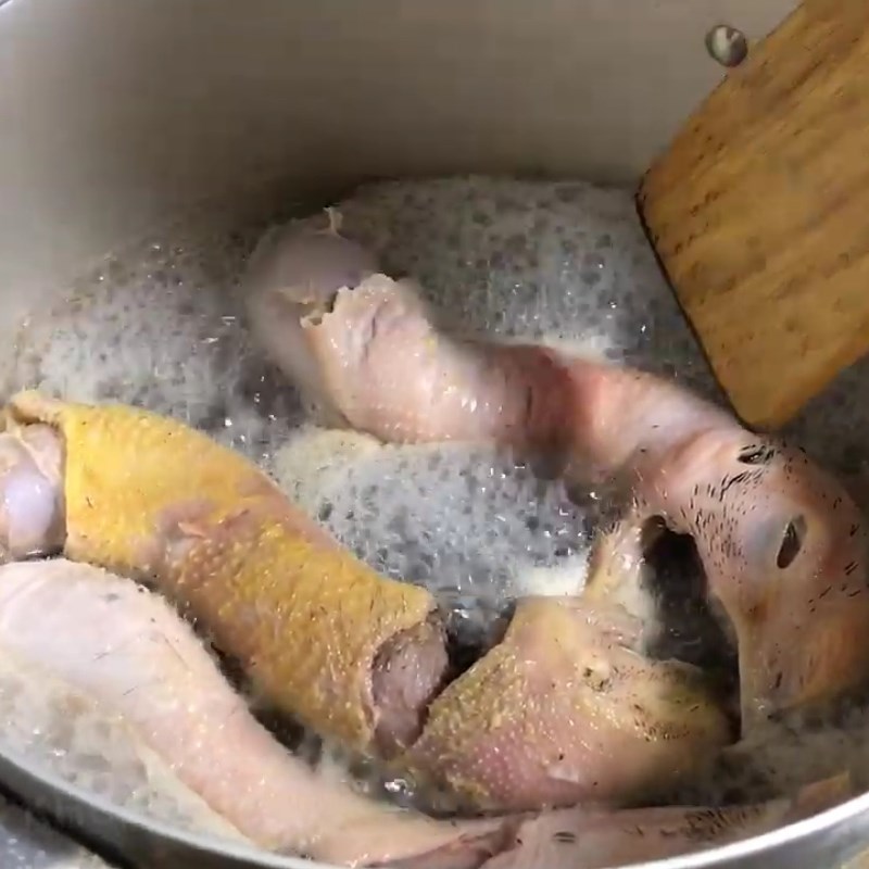Bước 1 Sơ chế và luộc sơ cổ gà Cổ gà chiên ngũ vị bằng nồi chiên không dầu