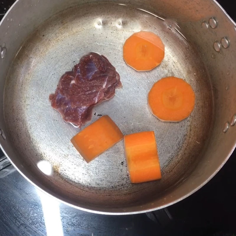 Bước 1 Sơ chế và luộc thịt bò, cà rốt Cháo thị bò rau mồng tơi cà rốt