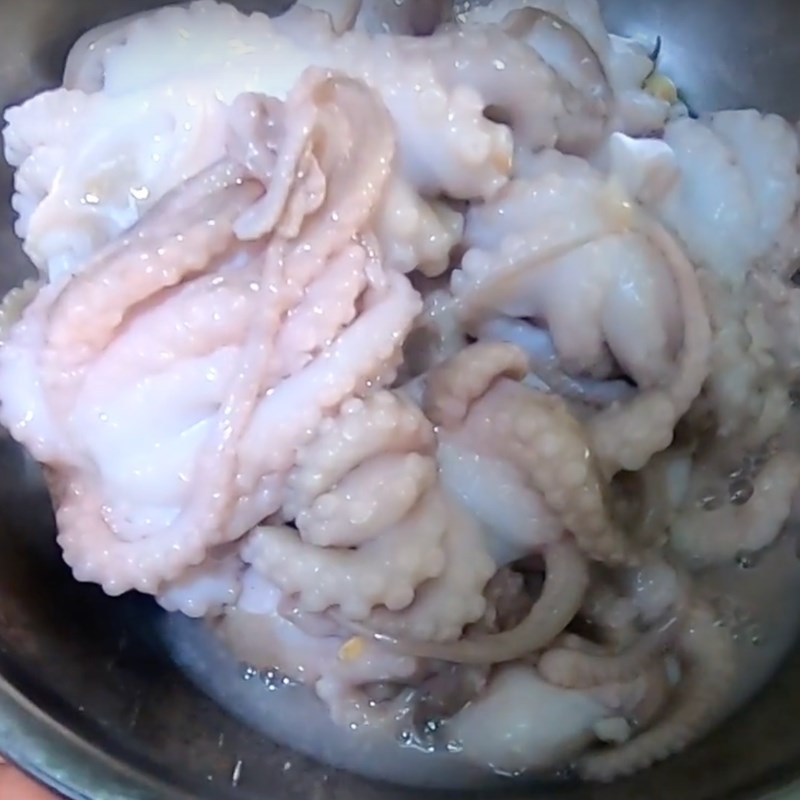 Bước 1 Sơ chế và ướp bạch tuộc Bạch tuộc xào củ kiệu