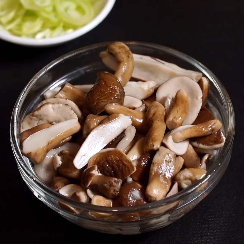 Bước 2 Sơ chế và xào nấm tràm Cháo nấm tràm chay