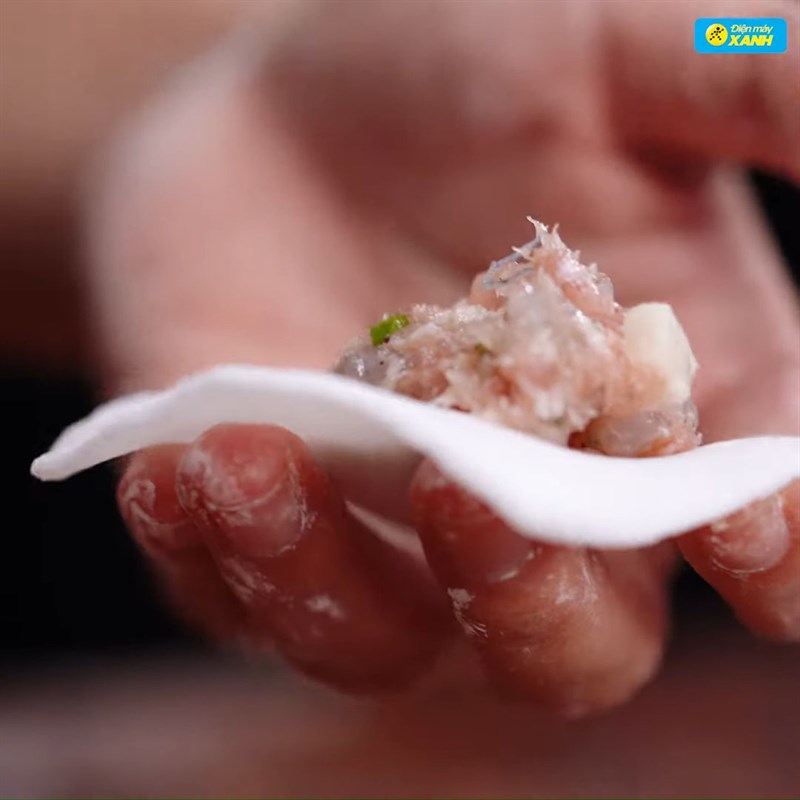 Step 4 Shaping the steamed dumplings with shrimp meat