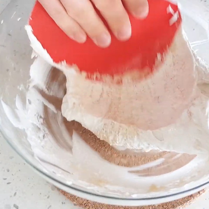 Bước 2 Trộn bột làm lớp vỏ màu trắng Bánh macaron oreo