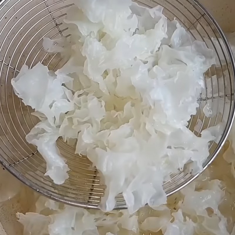 Bước 2 Sơ chế nấm tuyết và các nguyên liệu khác Gỏi nấm tuyết chay cà rốt bắp chuối