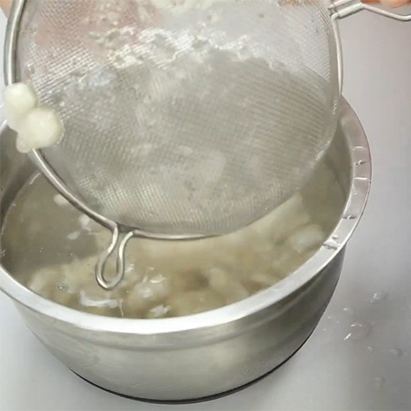 Bước 3 Trộn cùi bưởi khô với bột và luộc chín Chè bưởi từ cùi bưởi khô