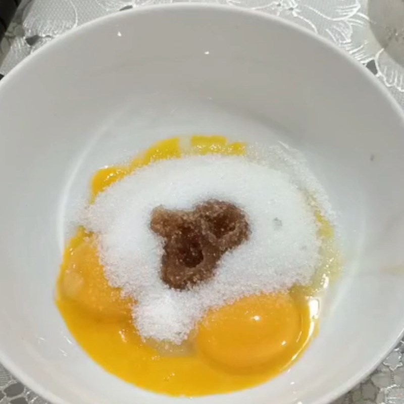 Bước 2 Trộn hỗn hợp trứng với đường Kem lá dứa (lá nếp)
