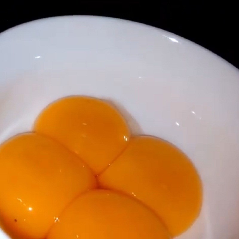 Bước 2 Đánh trứng Trứng cuộn hành lá hình trái tim
