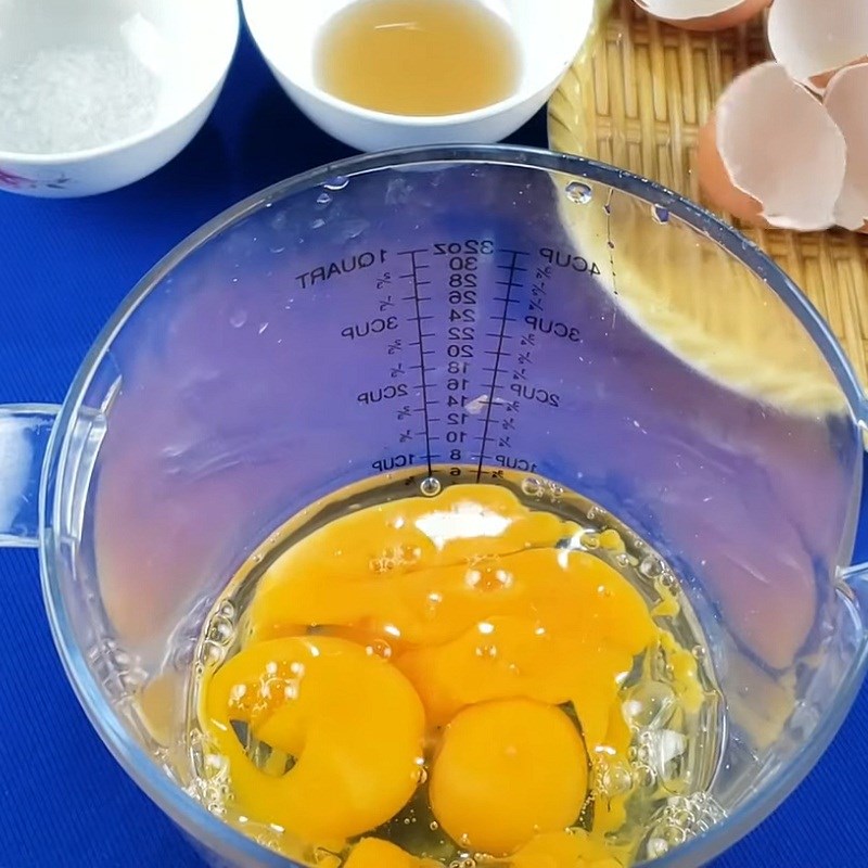 Bước 2 Trộn trứng Trứng cuộn xúc xích hình trái tim