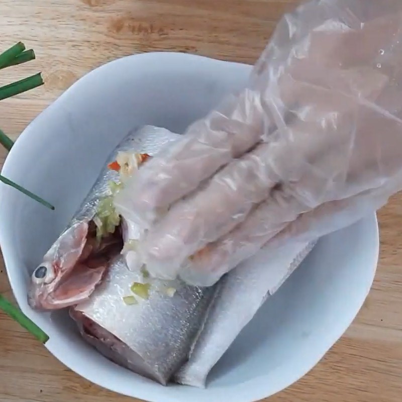 Bước 3 Ướp cá Canh cá chét (cá nhụ) nấu ngót
