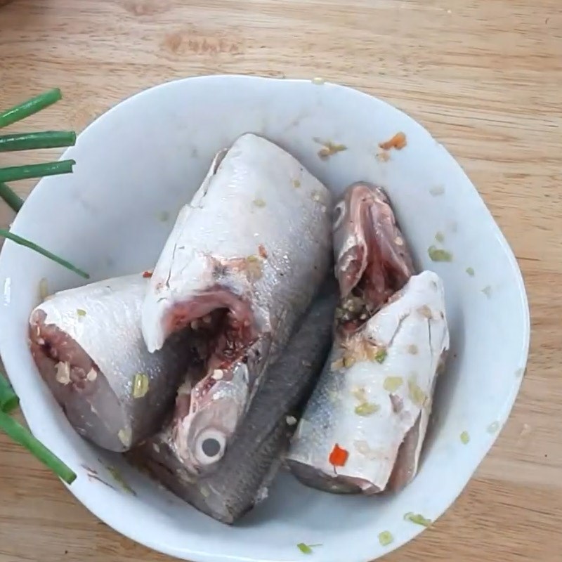 Bước 3 Ướp cá Canh cá chét (cá nhụ) nấu ngót