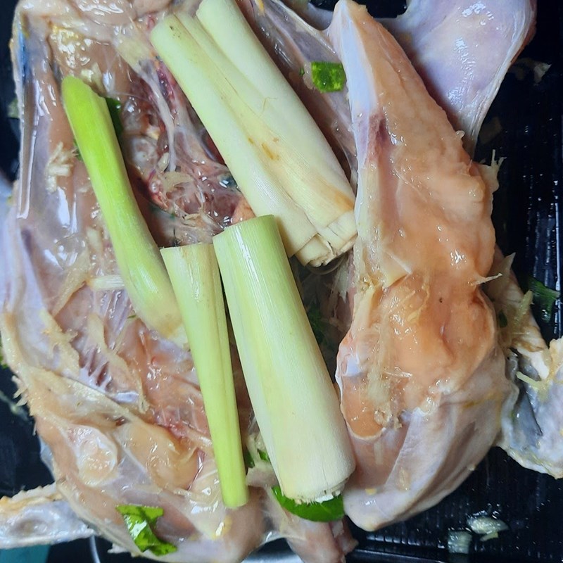 Bước 2 Ướp gà Gà hấp muối hạt sả ngulặng con