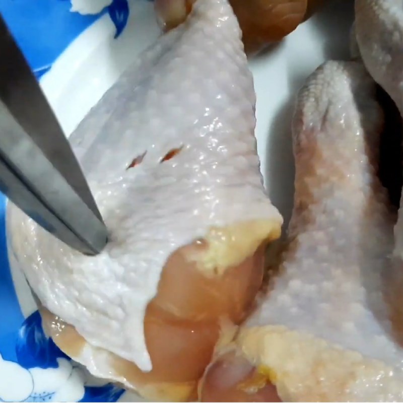 Bước 2 Ướp gà Gà chiên cốm