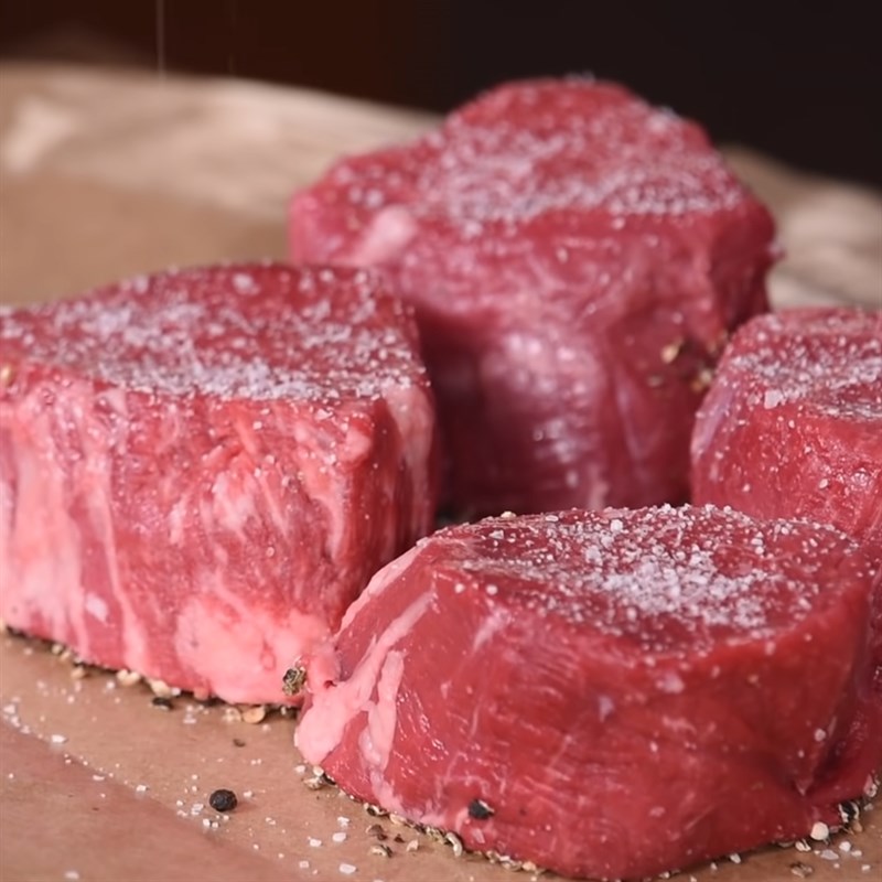 Bước 2 Ướp thịt bò Bò bít tết kiểu Pháp sốt kem tiêu