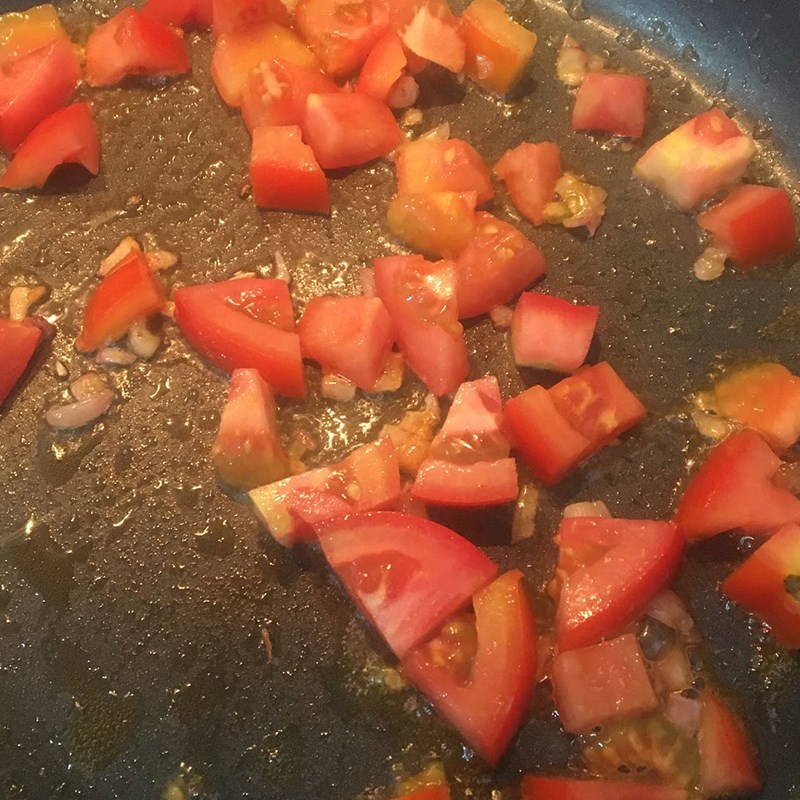 Bước 2 Xào trứng với cà chua Trứng xào cà chua