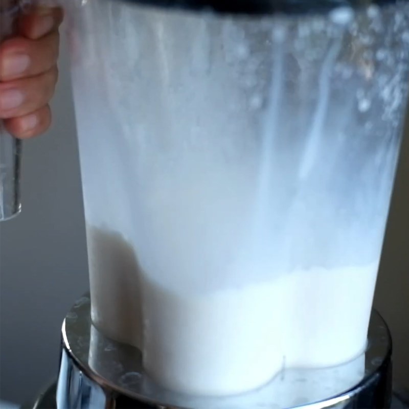 Bước 3 Xay đá với kem sữa Trà sữa đá xay