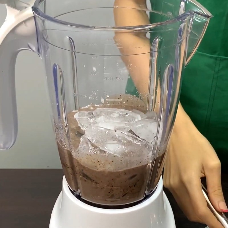 Bước 2 Xay oreo với chuối Sinh tố oreo chuối