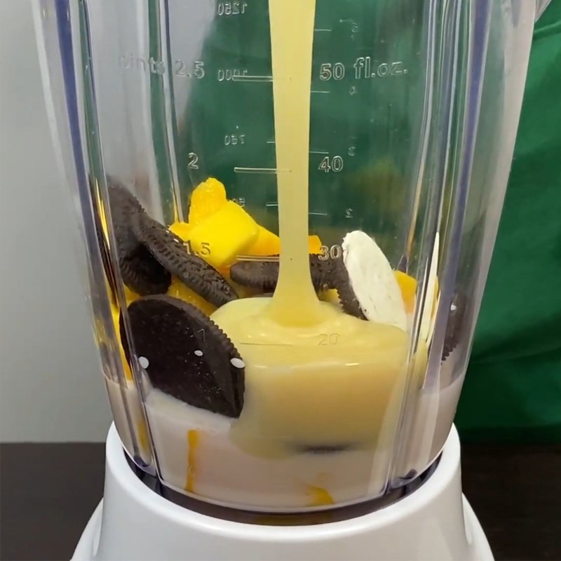 Bước 2 Xay oreo với xoài Sinh tố oreo xoài