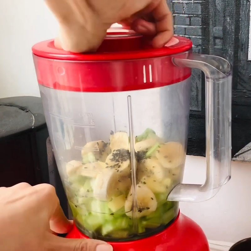Bước 3 Xay sinh tố mè đen Sinh tố mè đen chuối cần tây