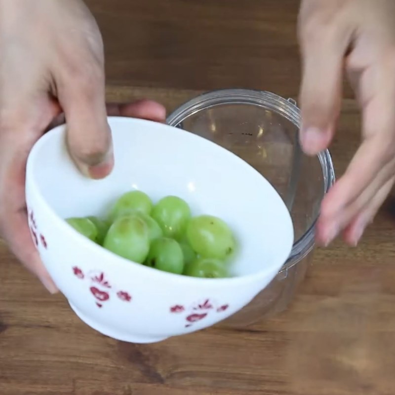Bước 2 Xay sinh tố ớt chuông với cải bó xôi, nho Sinh tố ớt chuông cải bó xôi nho