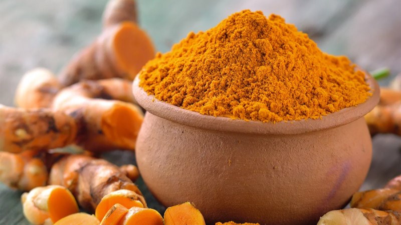 Rửa tr&aacute;i c&acirc;y, rau củ quả sạch bằng nước nghệ