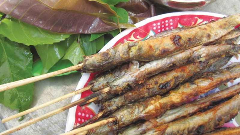 Cá kèo nướng ống sậy