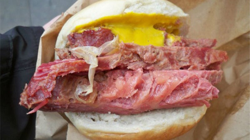 Bánh mì kẹp thịt bò muối