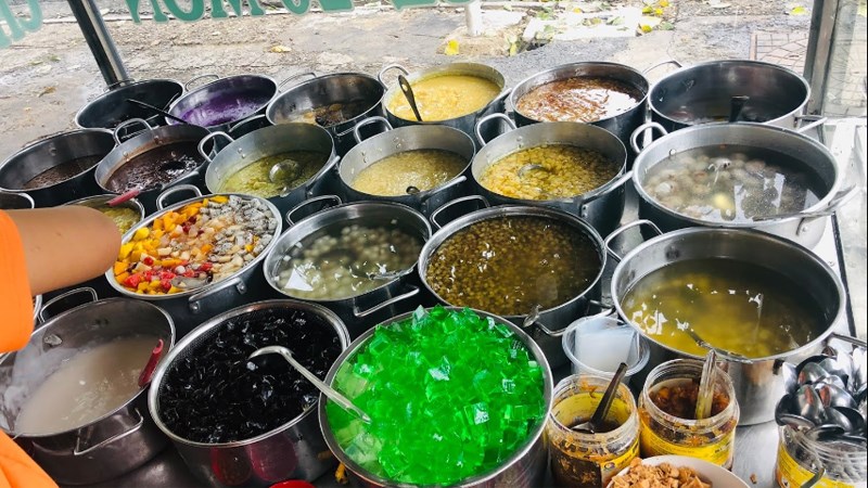 Quán chè đầy đủ món Huế