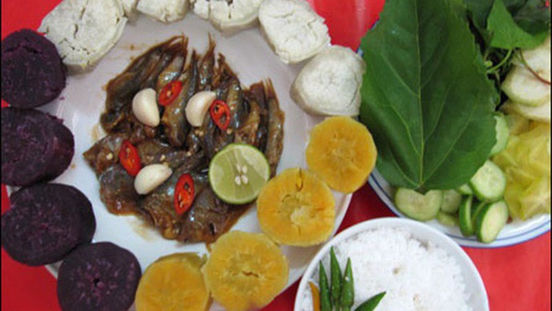 Khoai lang mắm sống