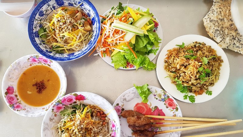 Quán Cơm Hến Đập Đá