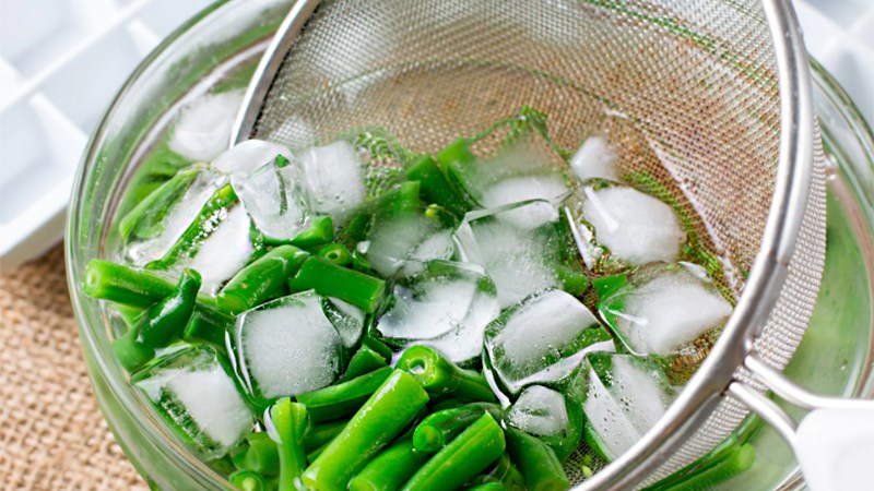 Ngâm rau củ trong nước đá lạnh