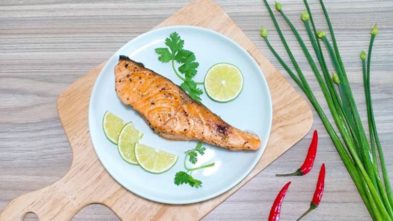 Cá hồi áp chảo