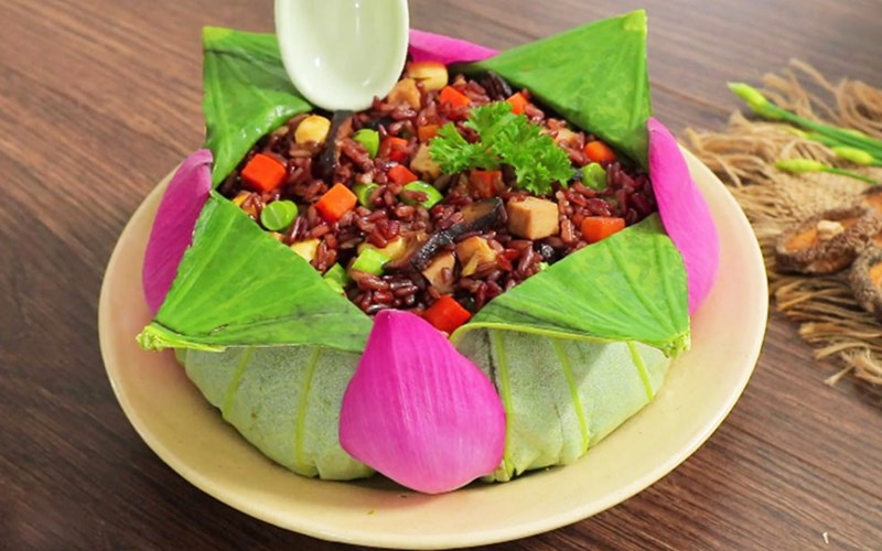 Cơm gạo lứt hấp lá sen 