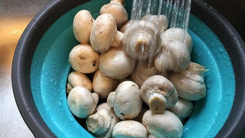 C&aacute;ch rửa c&aacute;c loại quả mọng v&agrave; nấm