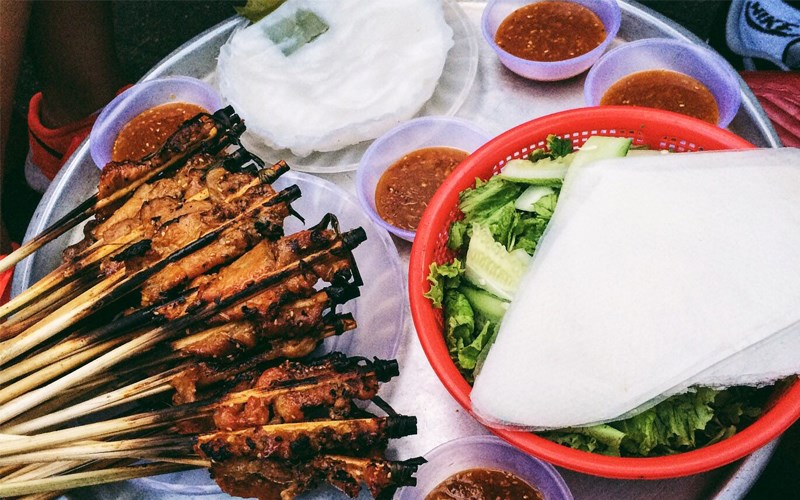 Bánh ướt cuốn thịt nướng