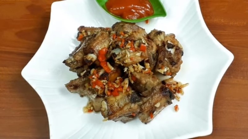 Sườn chi&ecirc;n tỏi