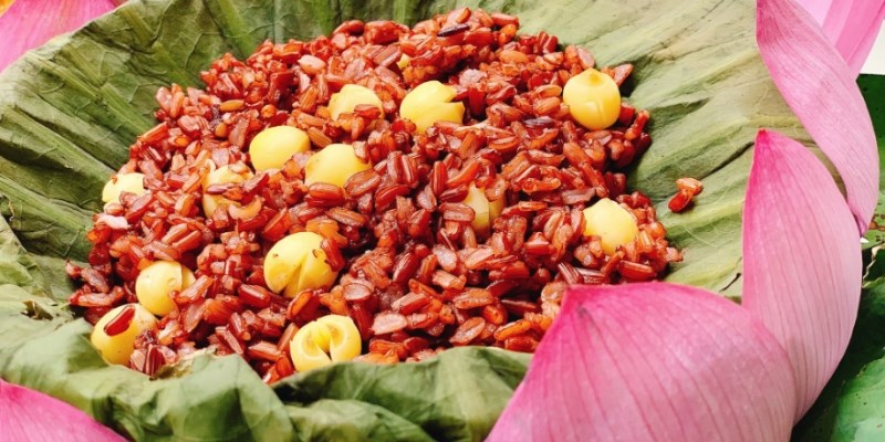 Cơm gạo lứt hấp lá sen